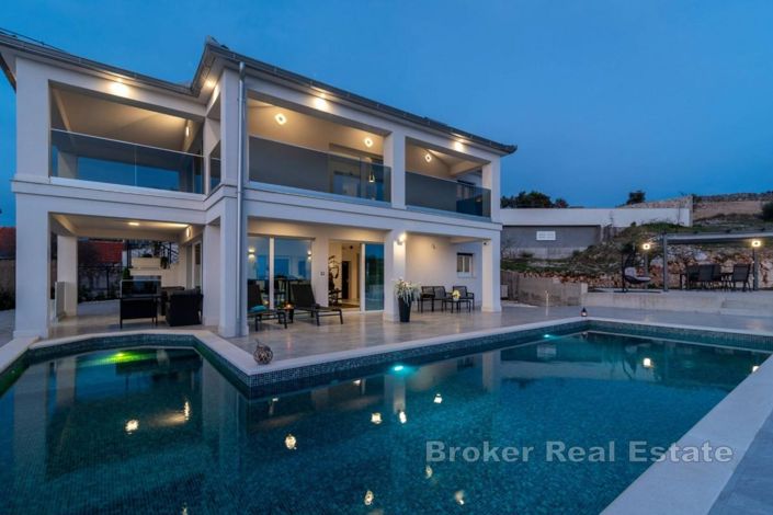Image No.2-6 Bed Villa for sale