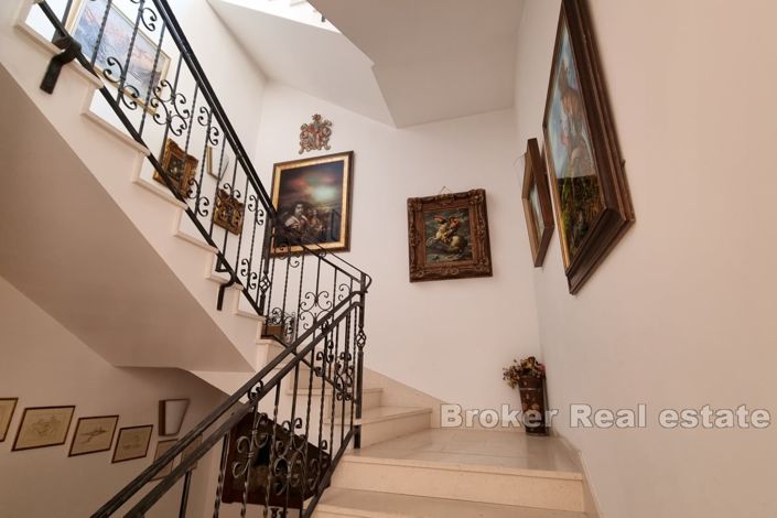 Image No.4-10 Bed Villa for sale