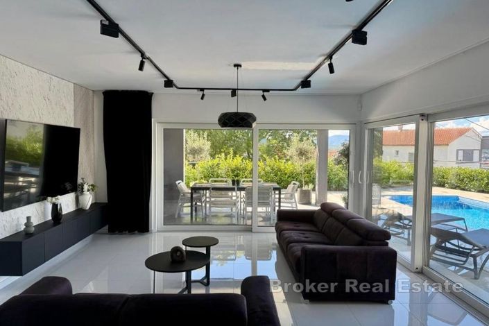 Image No.3-4 Bed Villa for sale