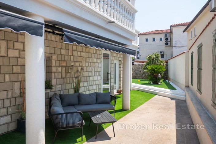 Image No.2-8 Bed Villa for sale