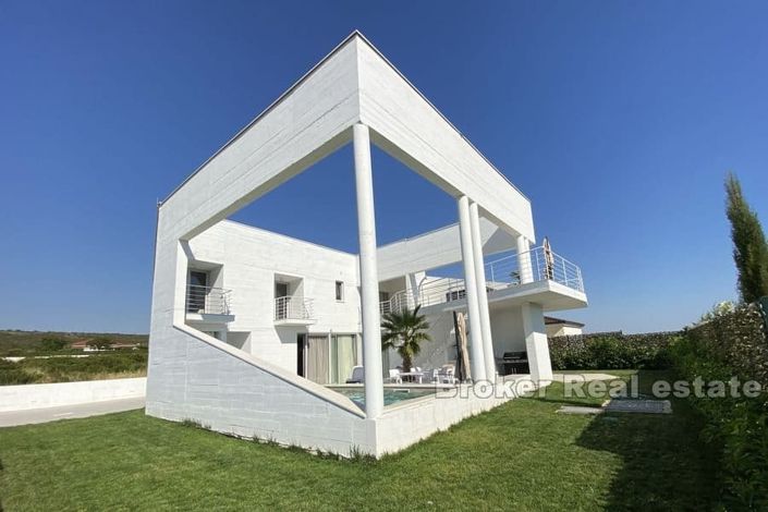 Image No.2-5 Bed Villa for sale