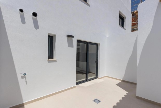 Image No.20-4 Bed Townhouse for sale