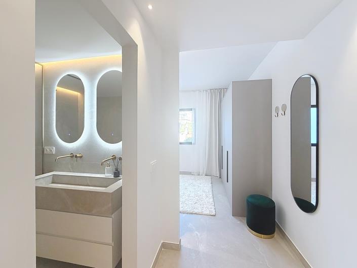 Image No.20-4 Bed Townhouse for sale