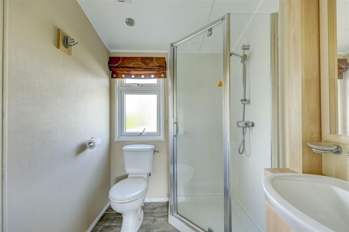 Image No.18-3 Bed Park Home for sale