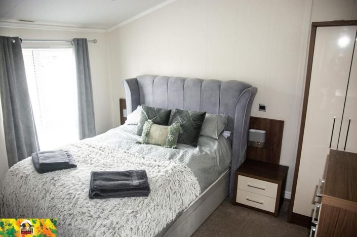 Image No.4-3 Bed Park Home for sale