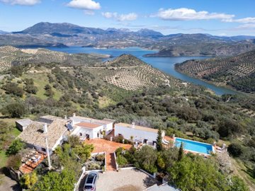 holiday-apartment-iznajar-andalusia-drone-1