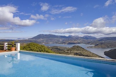 holiday-apartment-iznajar-andalusia-pool-1