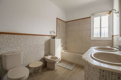 RG2504TH---bathroom