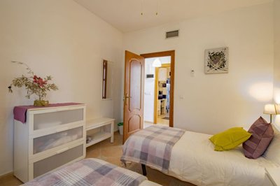 comares-villa-5-slaapkamers-zwembad-09