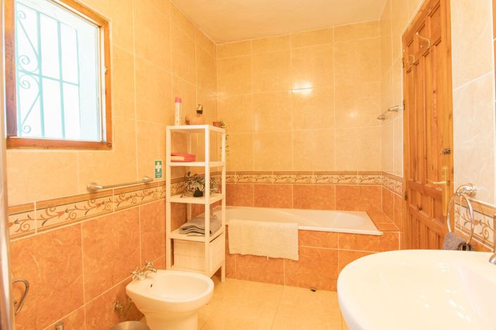 Image No.15-3 Bed Property for sale