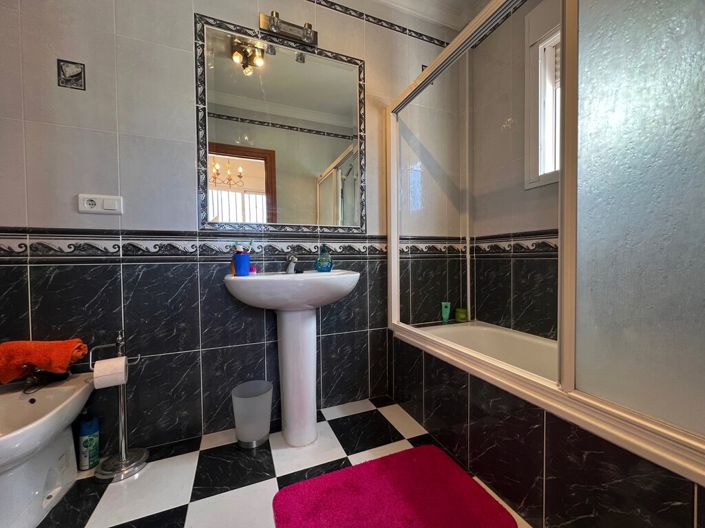 Image No.17-4 Bed Property for sale