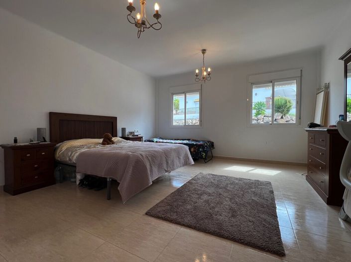 Image No.19-4 Bed Property for sale