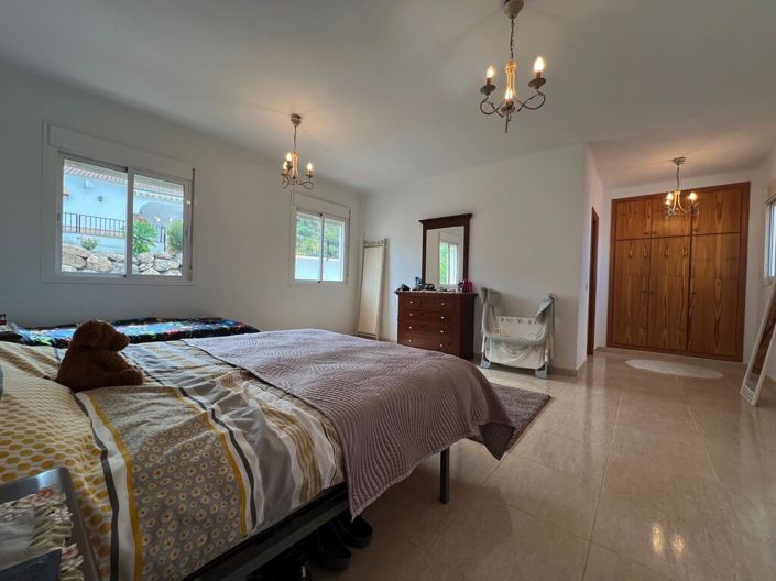 Image No.20-4 Bed Property for sale