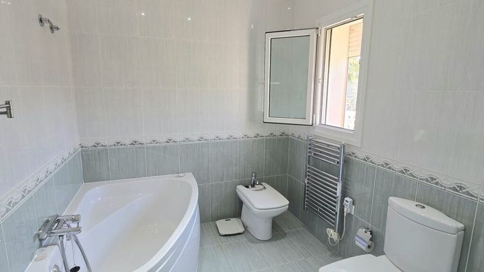 Image No.20-5 Bed Property for sale