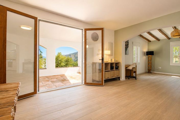 Image No.16-5 Bed Property for sale