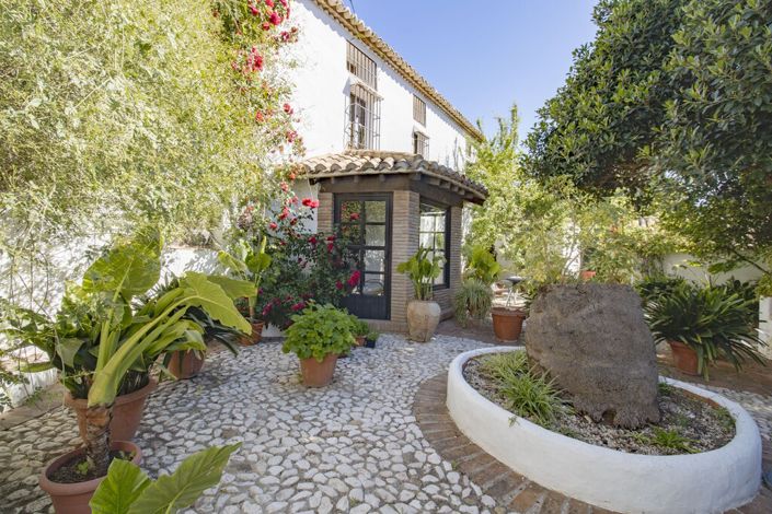 Image No.4-14 Bed Property for sale