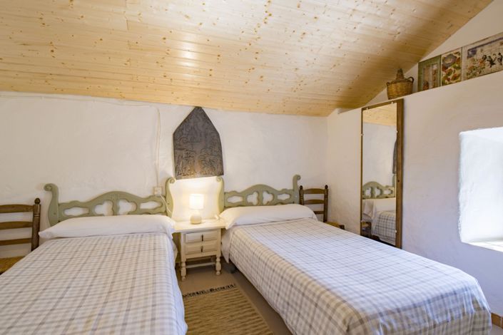 Image No.16-5 Bed Property for sale