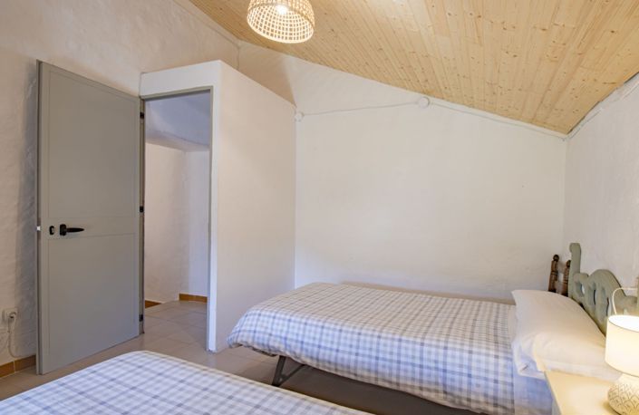 Image No.17-5 Bed Property for sale