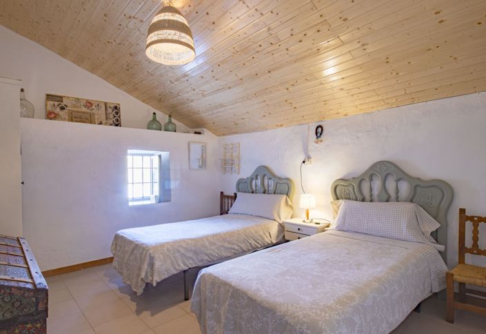 Image No.18-5 Bed Property for sale