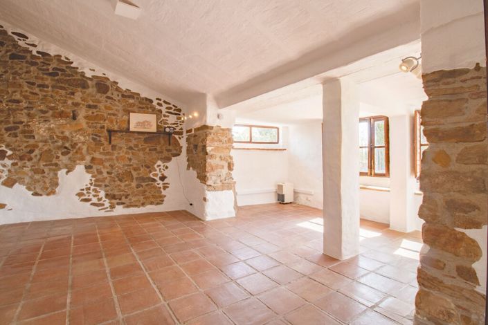Image No.10-7 Bed Property for sale