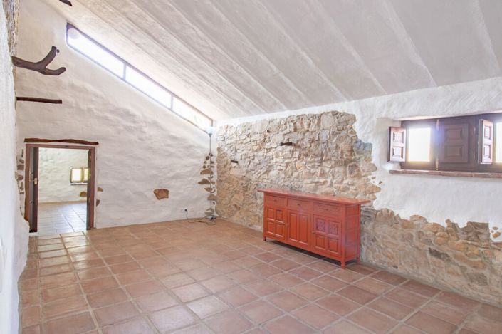 Image No.11-7 Bed Property for sale