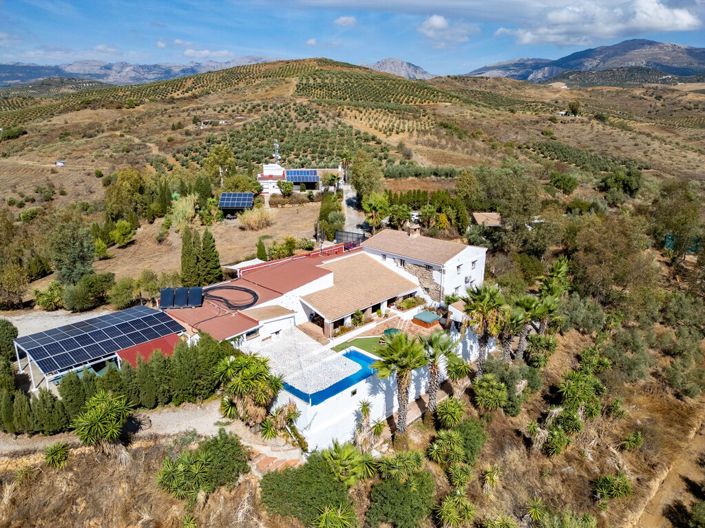 Image No.17-7 Bed Property for sale