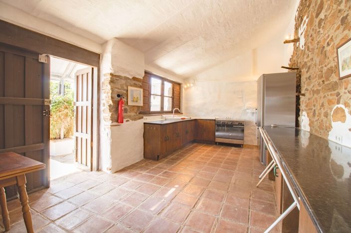 Image No.7-7 Bed Property for sale