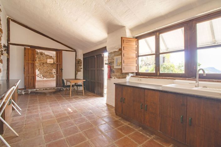 Image No.8-7 Bed Property for sale