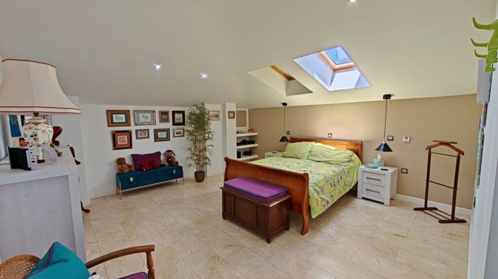 Image No.20-4 Bed Property for sale