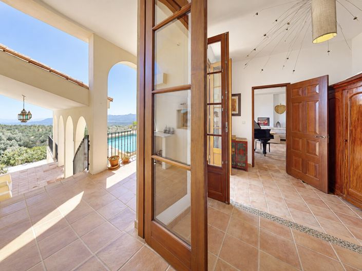 Image No.12-8 Bed Property for sale