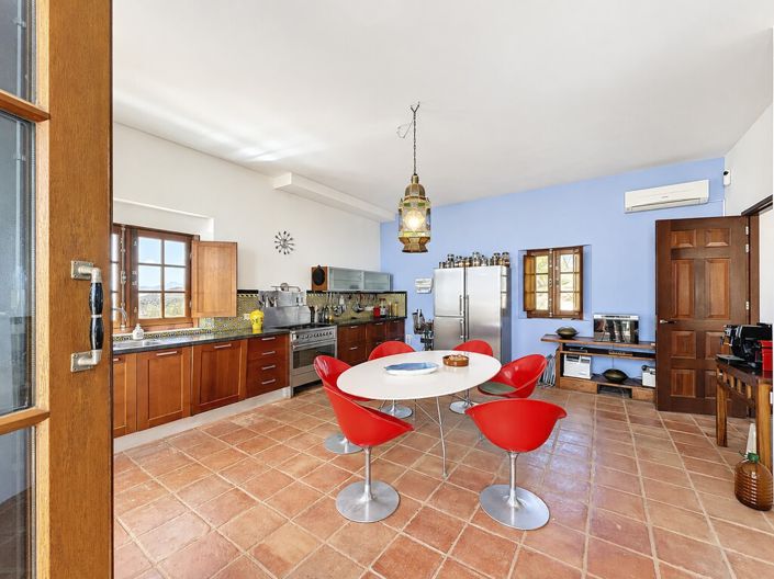 Image No.13-8 Bed Property for sale