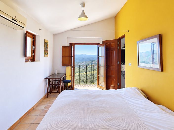 Image No.18-8 Bed Property for sale