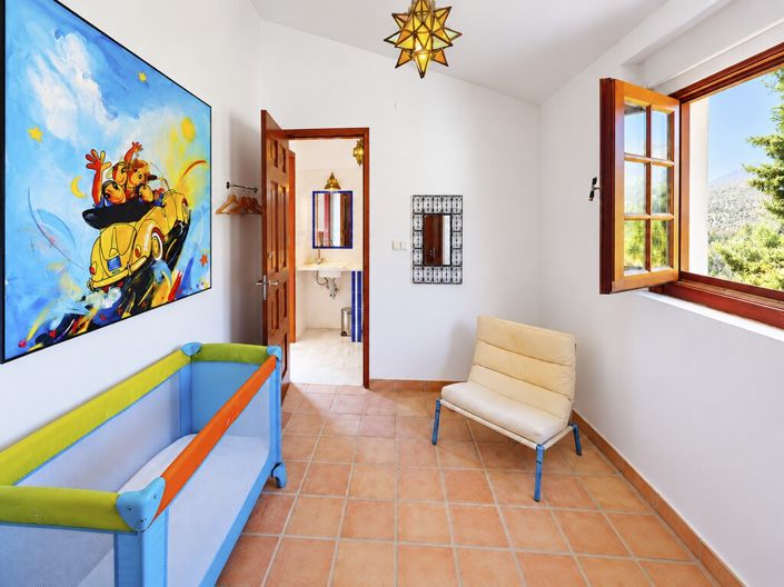 Image No.20-8 Bed Property for sale