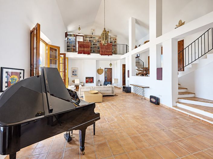 Image No.9-8 Bed Property for sale