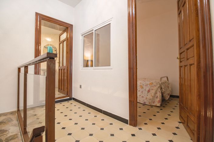 Image No.12-4 Bed Townhouse for sale