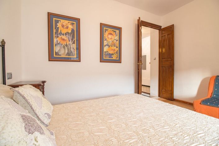 Image No.18-4 Bed Townhouse for sale