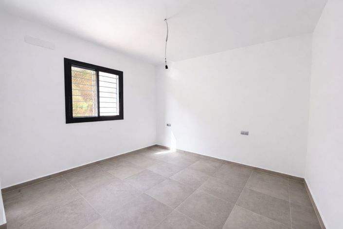 Image No.18-3 Bed Country House for sale