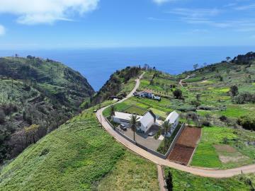 1 - Faja da Ovelha, Villa