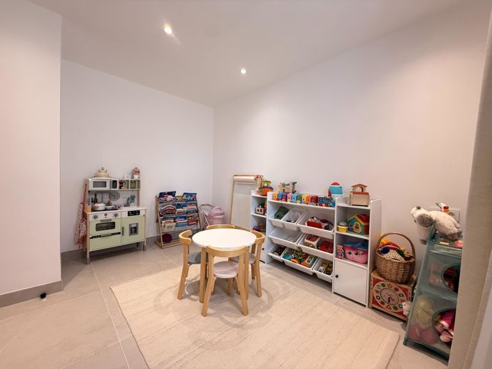 Image No.18-4 Bed Property for sale