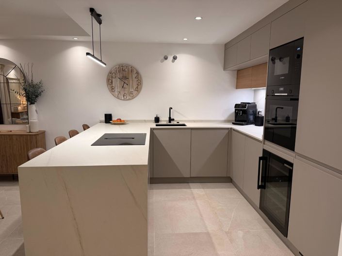 Image No.4-4 Bed Property for sale