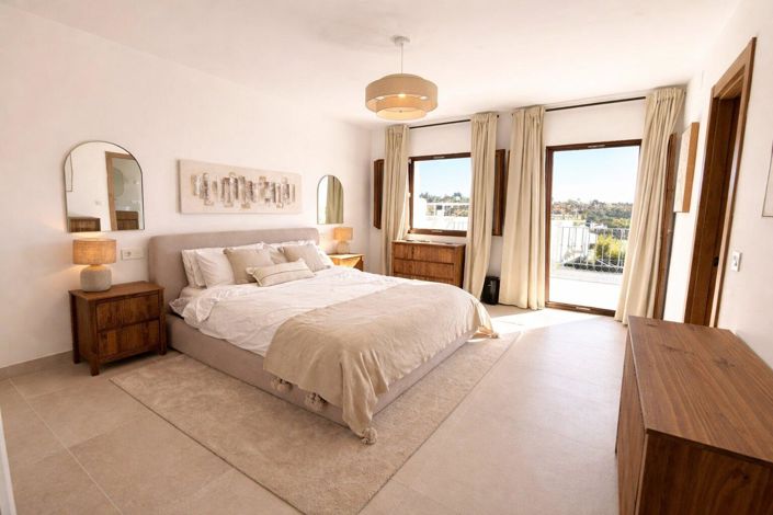 Image No.8-4 Bed Property for sale