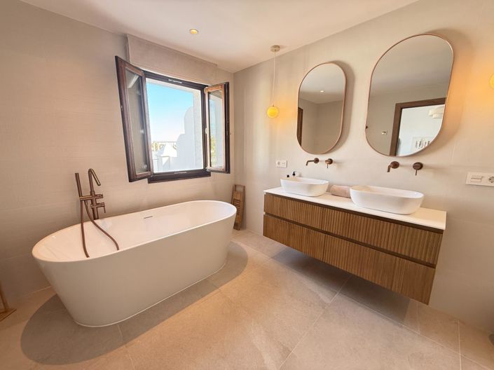 Image No.9-4 Bed Property for sale