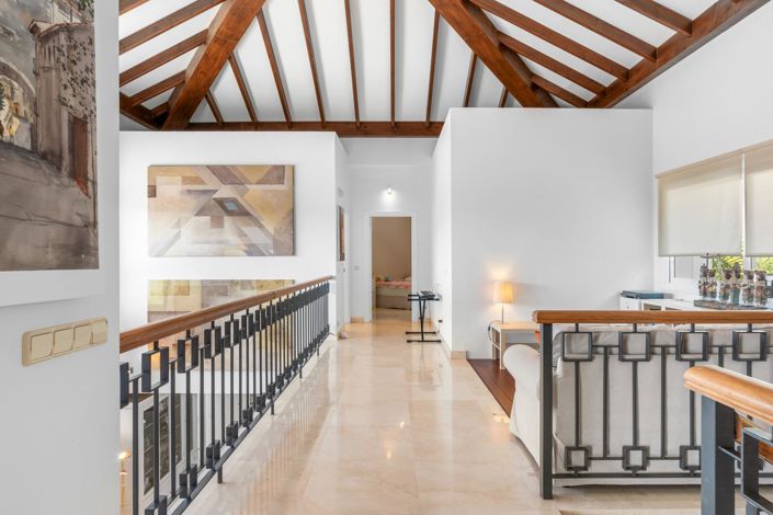 Image No.8-6 Bed House for sale