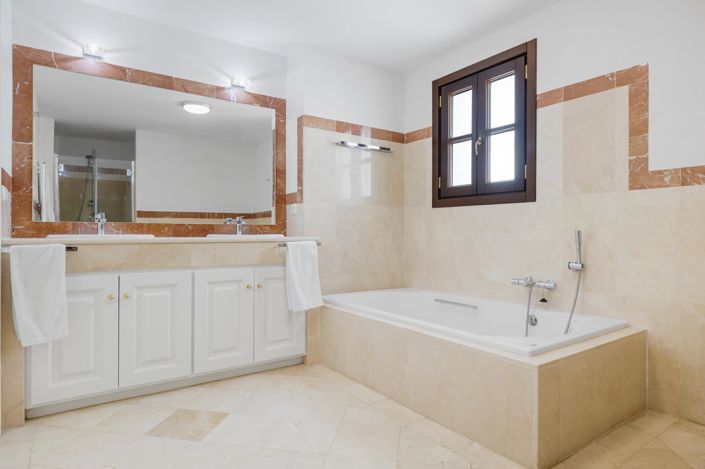 Image No.13-5 Bed Townhouse for sale