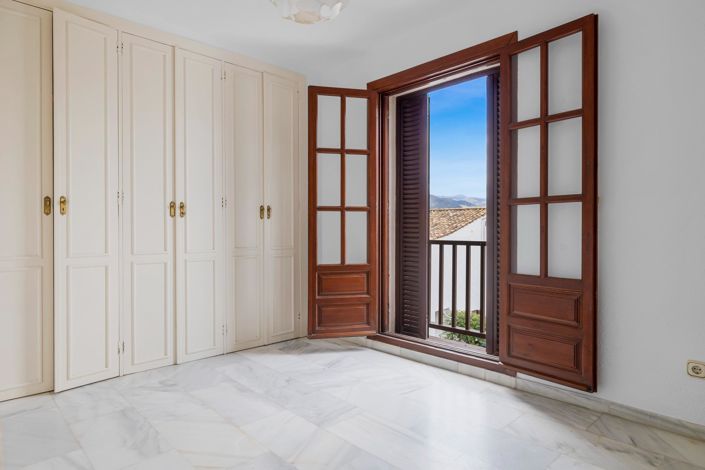 Image No.8-2 Bed Townhouse for sale