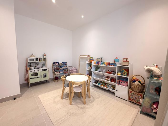 Image No.19-4 Bed Townhouse for sale