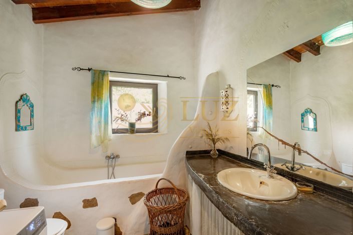 Image No.19-6 Bed Farmhouse for sale