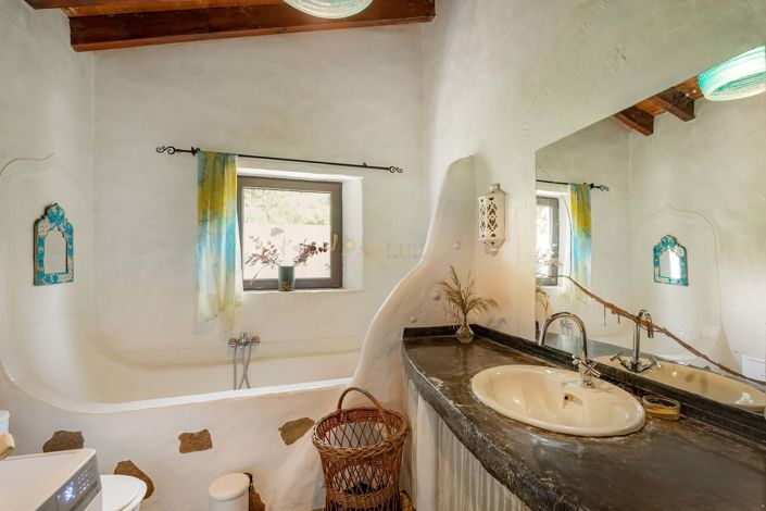 Image No.19-6 Bed Farmhouse for sale