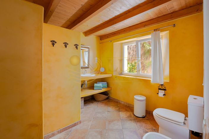 Image No.32-6 Bed Farmhouse for sale