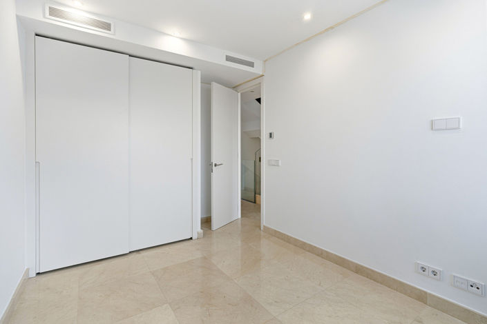Image No.19-4 Bed Townhouse for sale